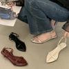 Мода SUOJIALUN 2025 Лето Новый Бренд Женские Босоножки Модная Узкая Лента Женские Туфли-Гладиаторы Низкий Клиновидный Каблук Платье Шлепанцы