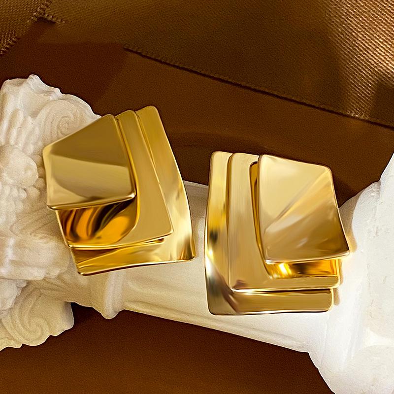 Минималистичные геометрические серьги-пусеты из металла: Европейский и американский нишевый дизайн, холодный стиль, преувеличенный высококлассный вид для женщин