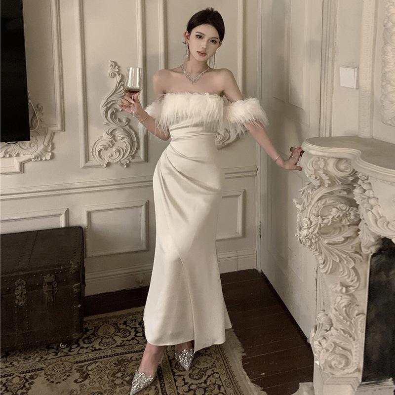 Женское знаменитое белое платье-боди на плечах