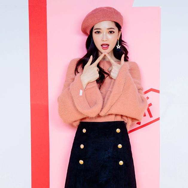 Женский свитер с широкими рукавами и открытыми плечами