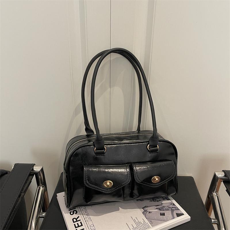 Trendy and versatile Boston bag, minimalist retro underarm commuter bag, perfect for everyday street style outfits.