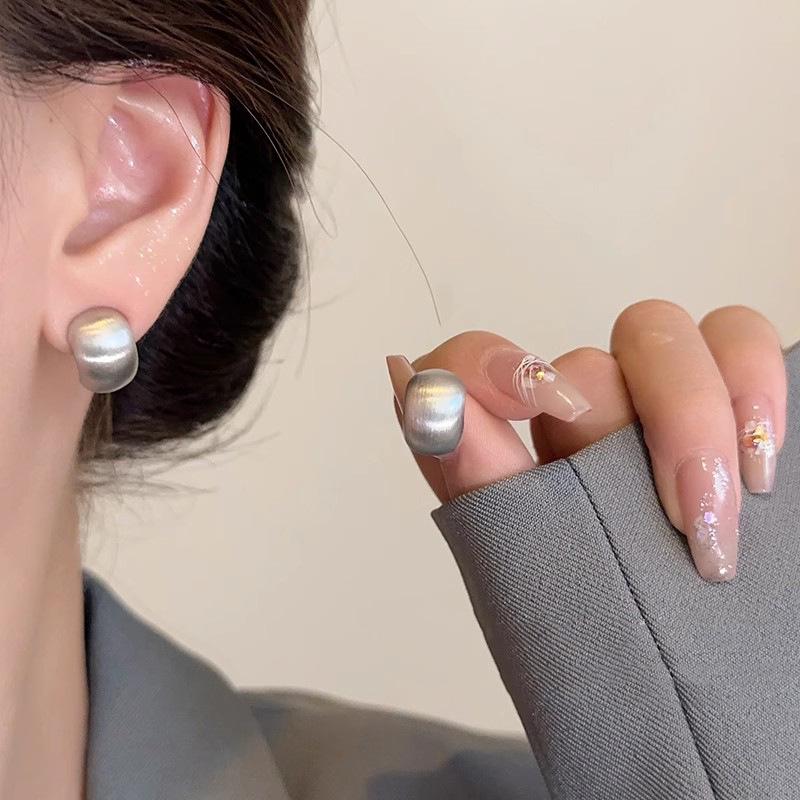 Серьги-дуги с матовой отделкой: Ретро-стиль в гонконгском стиле для женщин, универсальный нишевый дизайн на осень/зиму