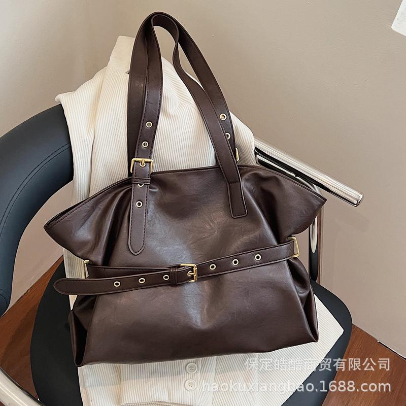 Ретро сумка женская большой вместимости 2025 новая осень и зима простая универсальная сумка через плечо премиальная текстура сумка-тоут для поездок