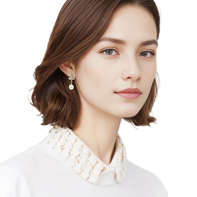 Chanel Серьги с металлическим жемчугом и логотипом Double C для женщин Золотые A86506