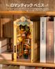 ROBOTIME DIY Book Nook Kit 3D Puzzle Миниатюрный домик со светодиодной подсветкой 3D Деревянный пазл Подставка для книг Украшение для книжной полки Ручная работа Деревянное изделие для начинающих и взрослых