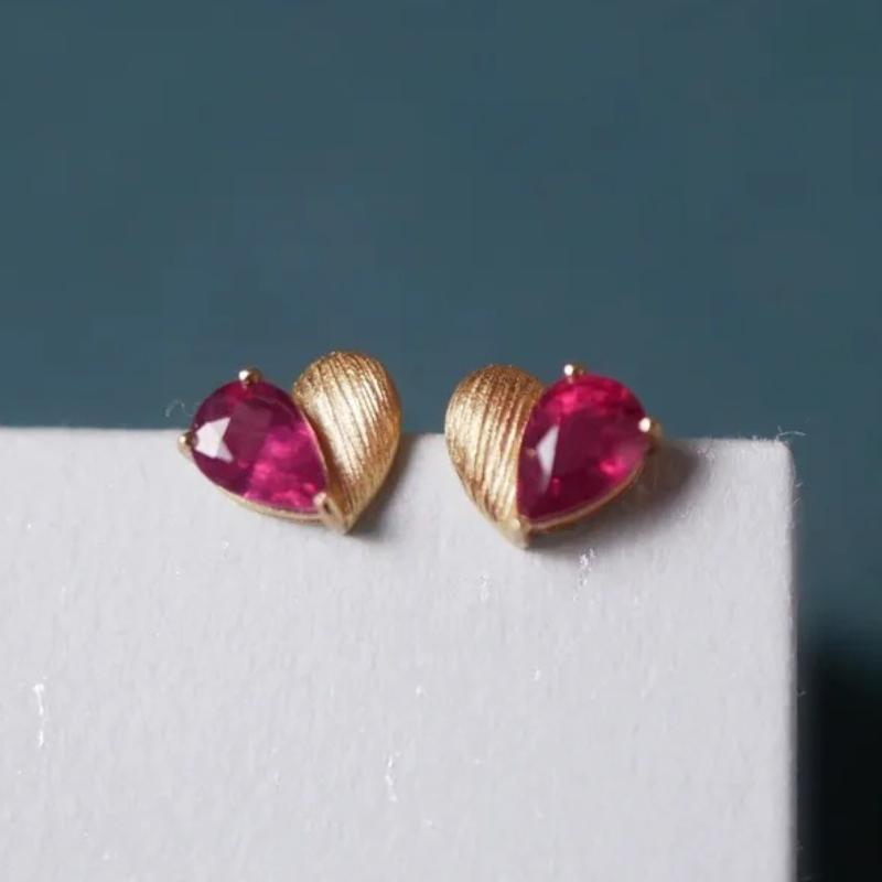 Древнее Золотое Мастерство Матовые Рубиновые Серьги-Пуссеты в Форме Сердца Модные Простые Серьги с Красным Драгоценным Камнем для Женщин Шармы Изысканные Ювелирные Изделия