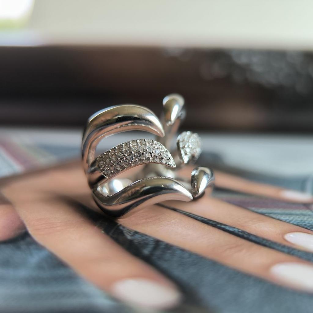 Серебряное кольцо с фианитами, вес изделия 6,89 гр (2192046)