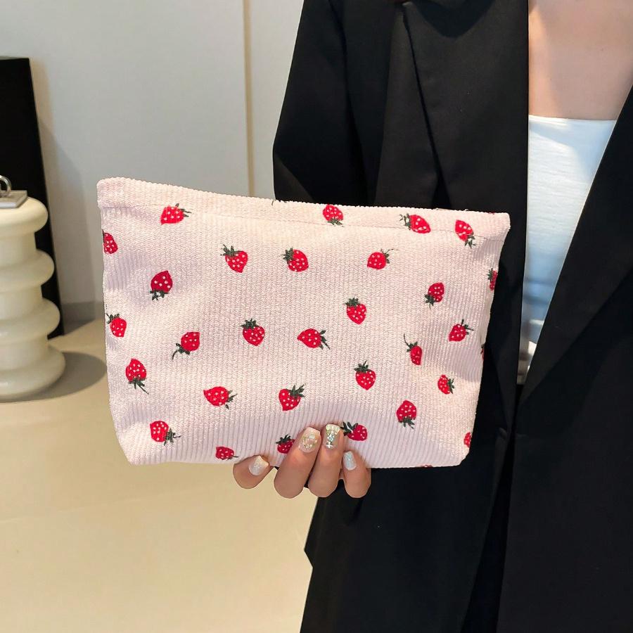 Вельветовая косметичка с клубничным узором на молнии, большая вместимость, портативная сумка для умывальных принадлежностей для женщин, дорожный чехол для предметов первой необходимости