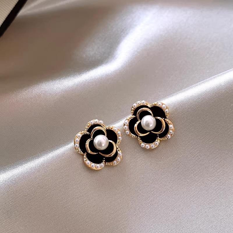 Light Luxury Exquisite Micro-inlaid Zircon Flower Earrings Elegant High-end Pearl Stud Earrings Niche Design Temperament Earrings