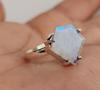 Кольцо с радужным лунным камнем, кольцо-солитер с радужным лунным камнем, винтажное кольцо, кольцо с драгоценным камнем из белого лунного камня
