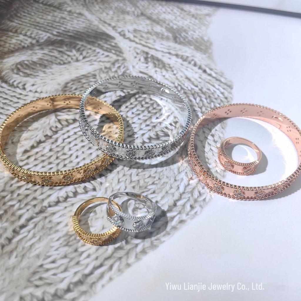 Ретро-браслет с четырехлистным клевером и гальваническим покрытием класса люкс - модный и универсальный популярный товар