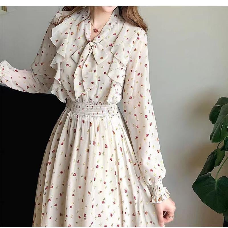 Шифоновое платье с цветочным принтом и бантом-бабочкой идеально подходит для женского весеннего гардероба