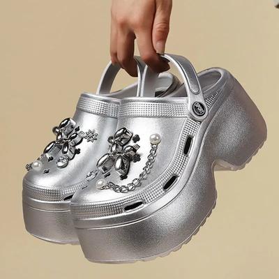 Модные женские тапочки на платформе, сандалии с металлической отделкой, туфли на танкетке, уличные клоги, тапочки на толстой подошве, женские шлепанцы, садовые туфли