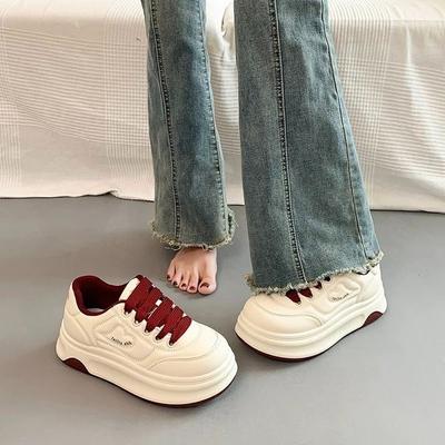 Толстая подошва кожаная поверхность белые туфли женские весна 2025 новые кексы усиление нишевая обувь хлеб повседневная спортивная обувь для скейта