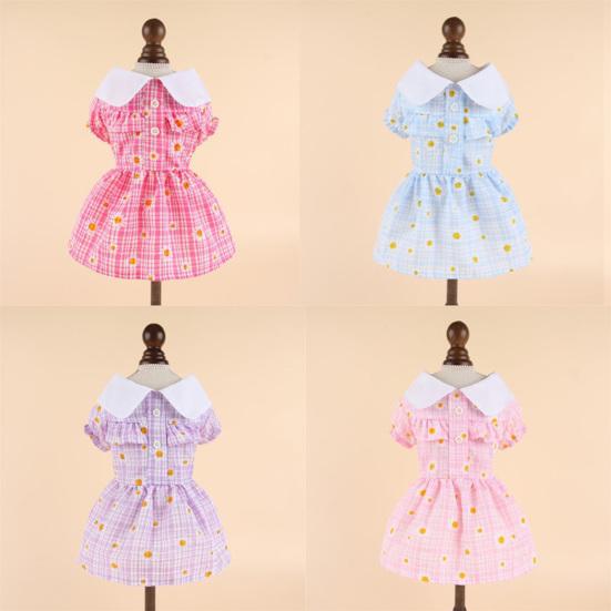 Платье для домашних животных с отложным воротником и короткими рукавами. Очаровательное платье-пуловер в клетку с цветочным принтом.