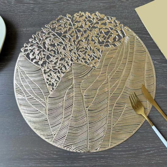 Круглые ПВХ Подставки под тарелки с узором из листьев с золотой фольгой, термостойкие, водонепроницаемые, для стола, создающие теплую атмосферу, для домашнего обеда, вечеринки, декор