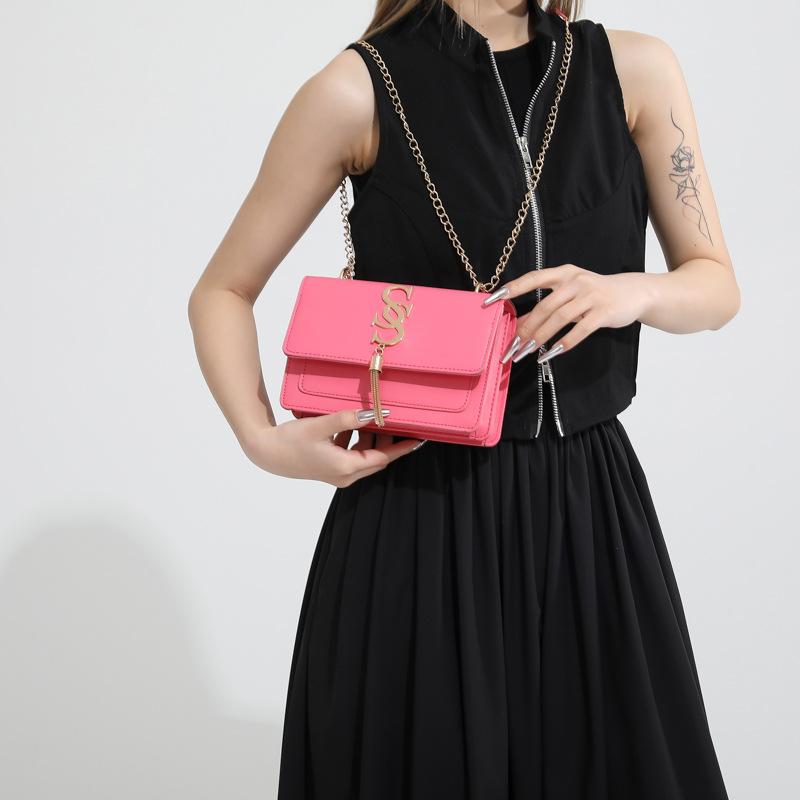 Новая модная тенденция с буквенным принтом и фурнитурой Простая повседневная летняя ретро-повседневная сумка через плечо с цепочкой для женщин