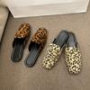 Fashion 2024 Leopard Women Mules Shoes Slippers Flats Suede Summer Square Toe Designer Outdoor Slingback Sandals Zapatos Mujer Slide
