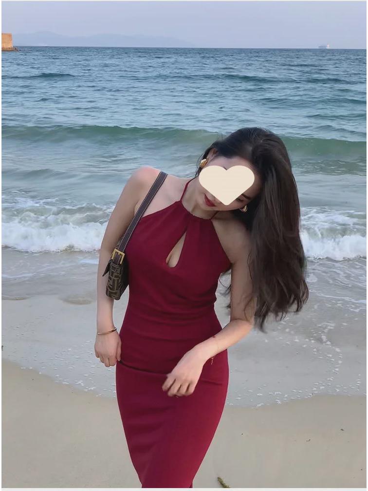 Черное платье-халтер с открытыми плечами - тонкая талия и длинная юбка