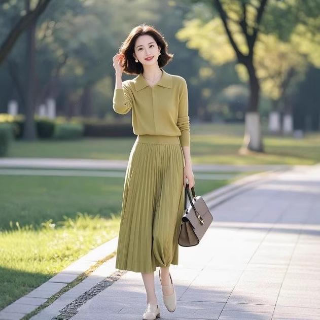 Элегантный вязаный свитер оливкового цвета и миди-юбка для зрелых женщин
