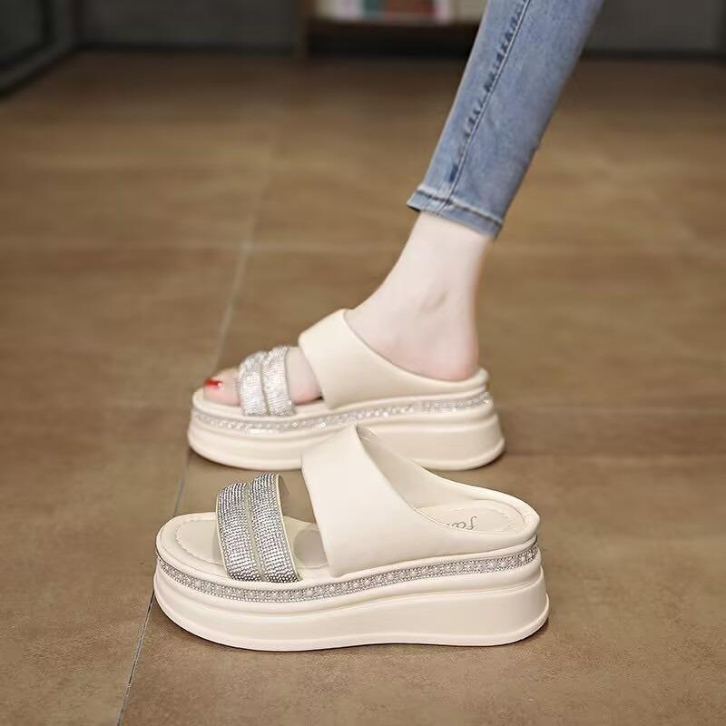 Красивые шлепанцы на платформе женские летние новые универсальные модные с юбкой стразы танкетка сандалии на перемычке