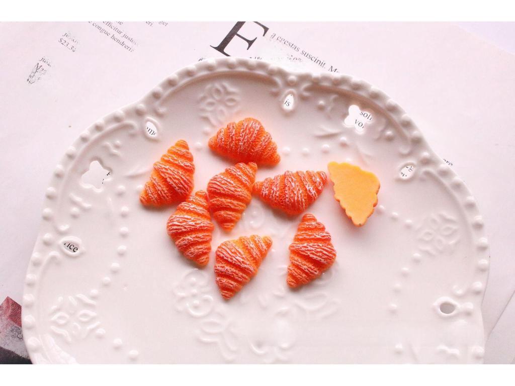 «Украшения ручной работы на тему еды»: Аксессуары для телефона в виде хлеба, яичного пирога и багета, материал для самостоятельного изготовления из смолы