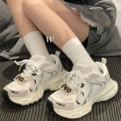 Белая женская обувь, новые массивные кроссовки для женщин, белые вулканизированные туфли на шнуровке, повседневная модная обувь для пап, кроссовки на платформе, корзина