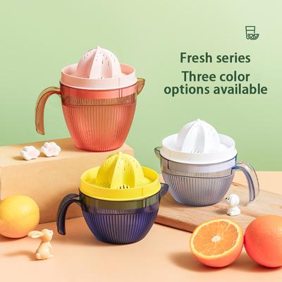 Ручная соковыжималка Бытовая Простая Чашка для апельсинового сока Пресс для лимонного сока Пластиковая чашка Просто и удобно.