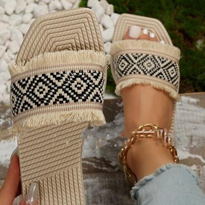 Женские тапочки с кисточками на плоской подошве