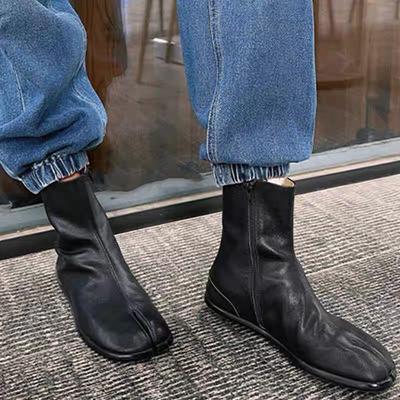 Кожаные нишевые дизайнерские ботильоны челси с раздвоенным носком «свиная ножка» на молнии сбоку женские 2025 осень и зима новые на плоской подошве ботинки мартин