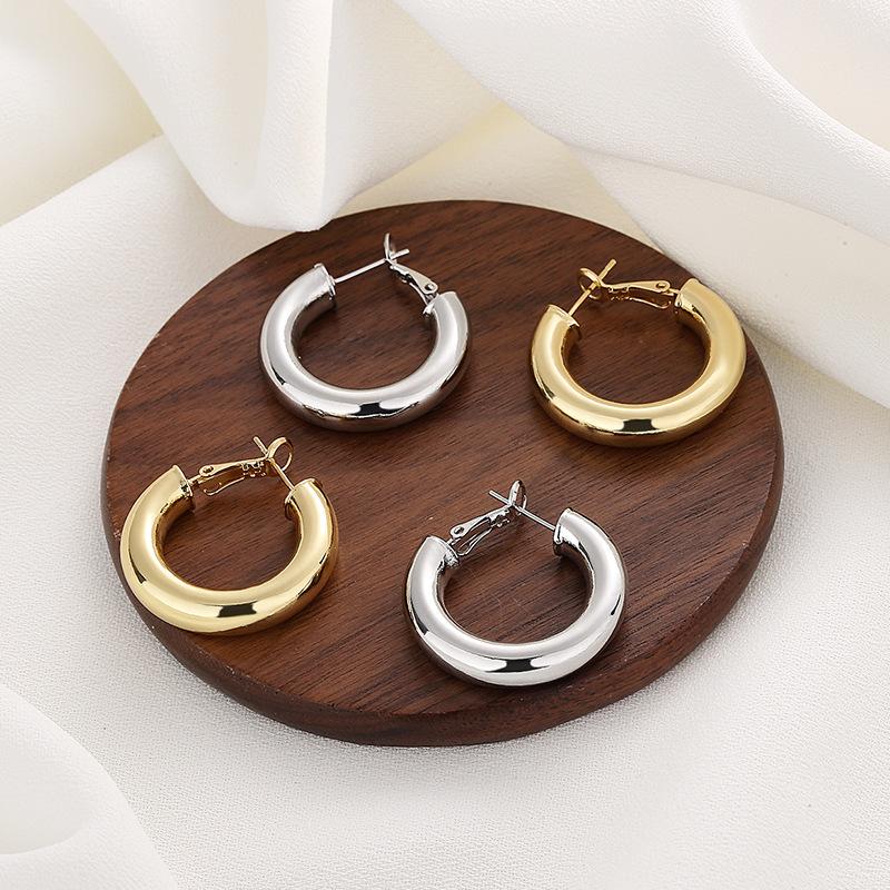 Классический полый дизайн, высококачественная пряжка для ушей, простой круг, холодный стиль, минималистичный темперамент, серьга