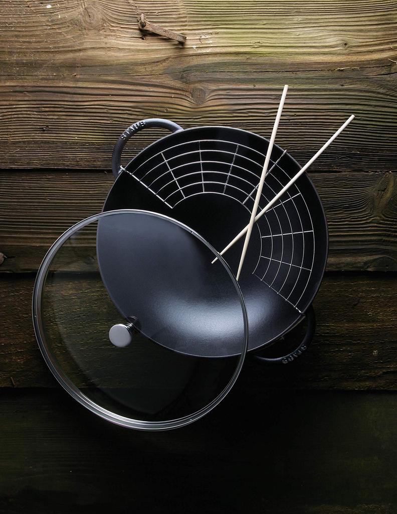 Staub 37 см большая китайская эмалированная кастрюля IH совместимая с японской, со стеклянной крышкой и решеткой для темпура "Wok Black", двуручная [Авторизованный продукт] 40509-398