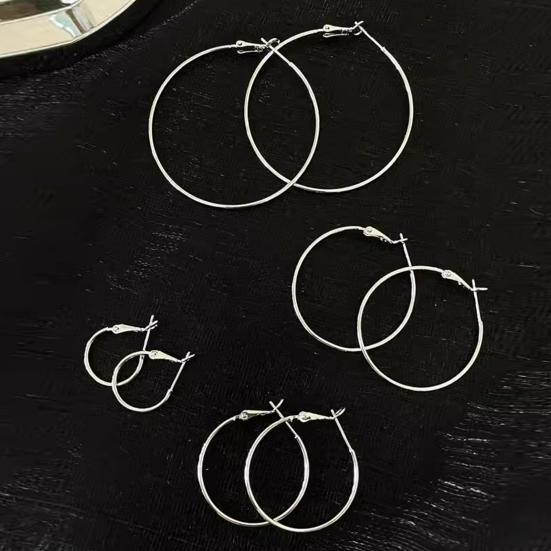 1 пара женских сережек-кольцов разных полированных размеров, однотонные гальванические серьги-кольца