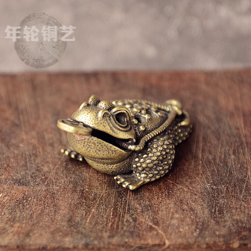 Brass Toad Figurine Desk Decor Feng Shui Wealth Symbol Handheld Copper Ornament Tea Table Home Office