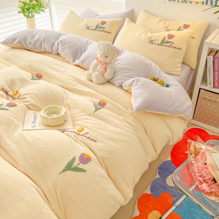 Небольшой свежий зимний утолщенный молочный бархатный комплект из четырех предметов Коралловый бархат с вышивкой, теплый двусторонний бархатный пододеяльник, комплект из трех предметов