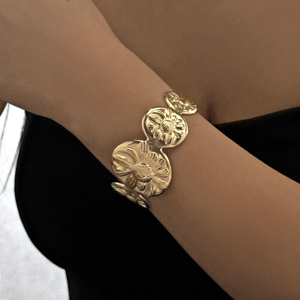 Stainless Steel Daisy Print Wide Cuff Bracelet for Women Bohemia Gold Color Shell Heart Bangles Friendship Jewelry Accessories