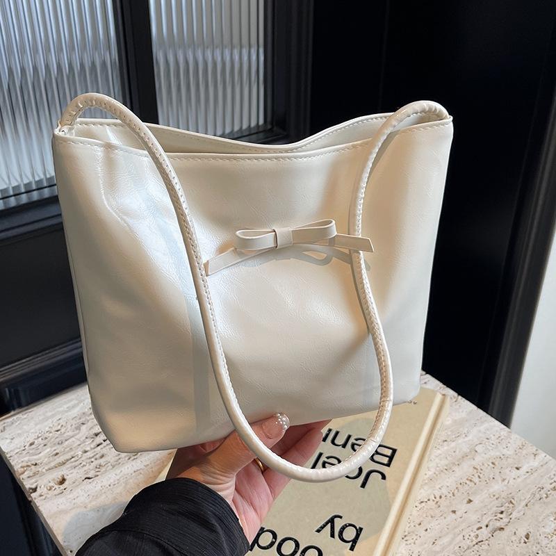 Красная сумка для женщин. Новый стиль. Модные и стильные наряды для женщин. Сумка на одно плечо для женщин.