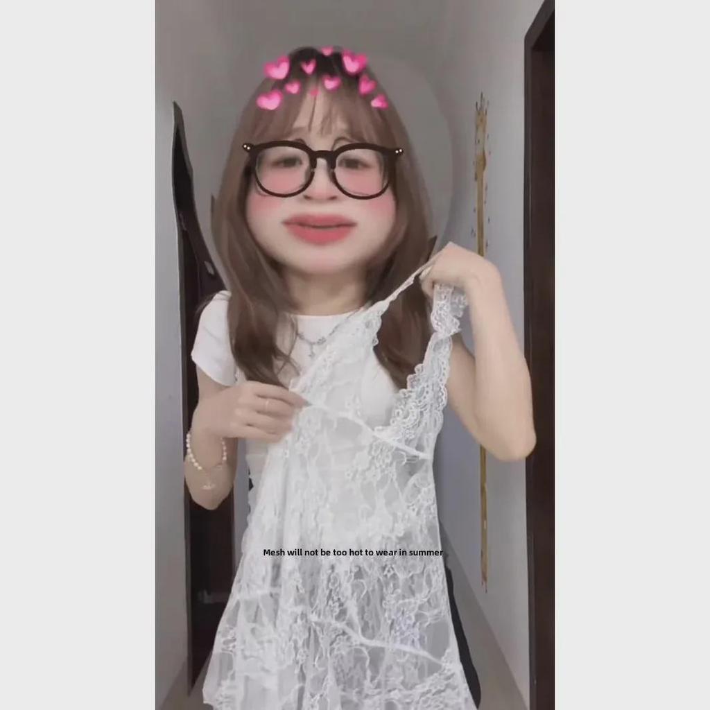 Женский топ из коллекции начала осени 2024 года с белым кружевом, бретельками через шею, внутренним слоем с V-образным вырезом и внешним кардиганом без рукавов.