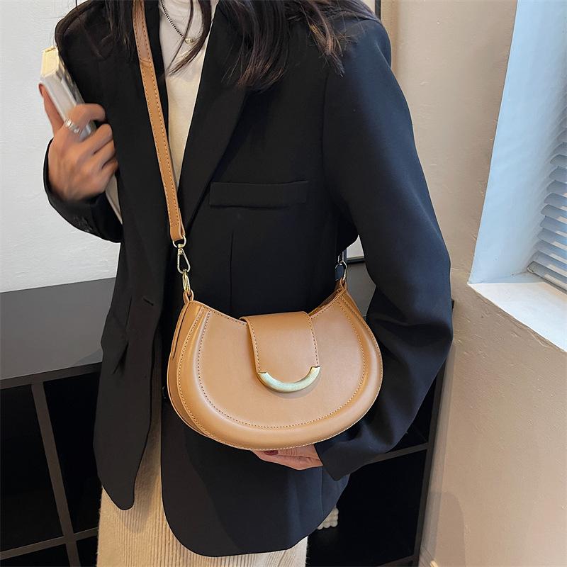 Fashion Korean version niche underarm bag 2025 new simple hand shoulder bag versatile temperament messenger commuter lady