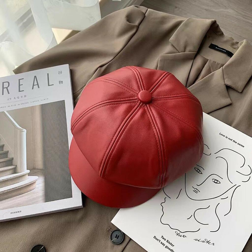 Женский зимний берет с небольшим козырьком из искусственной кожи