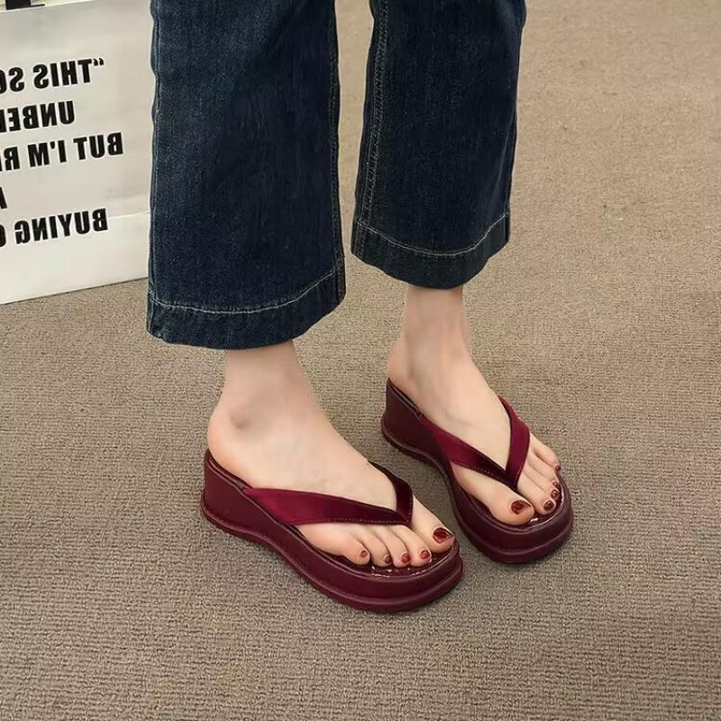 Новые шлепанцы на толстой подошве для лета, модные и элегантные для ношения на улице, в сказочном стиле, на танкетке и крутые сандалии