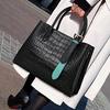 Women's New Style Counter Large Capacity Mother Women's Fashionable and Atmospheric Shoulder Bag Women