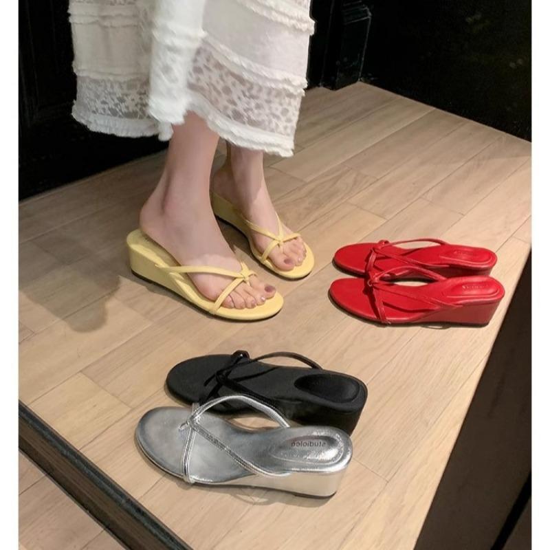 Туфли на высоком каблуке с тонкими ремешками и шлепанцы для женщин