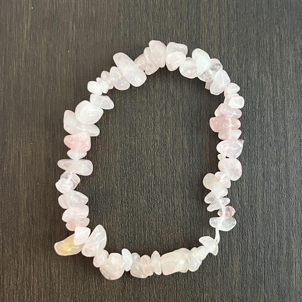 Браслет из разноцветных кристаллов с цитрином, тигровым глазом, лазуритом, аметистом и зеленым авантюрином на эластичном шнуре