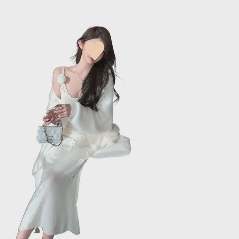 Элегантное белое трикотажное платье на подтяжках и уютный длинный свитер из двух предметов на осень/зиму