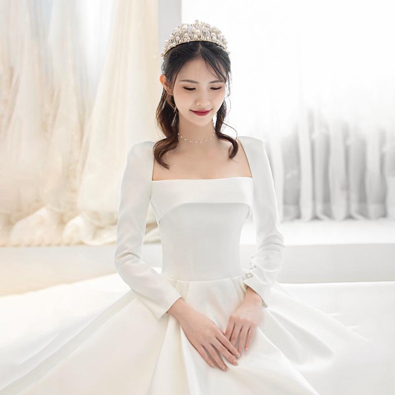 Элегантное атласное свадебное платье с длинными рукавами, шлейфом и закрытыми руками.