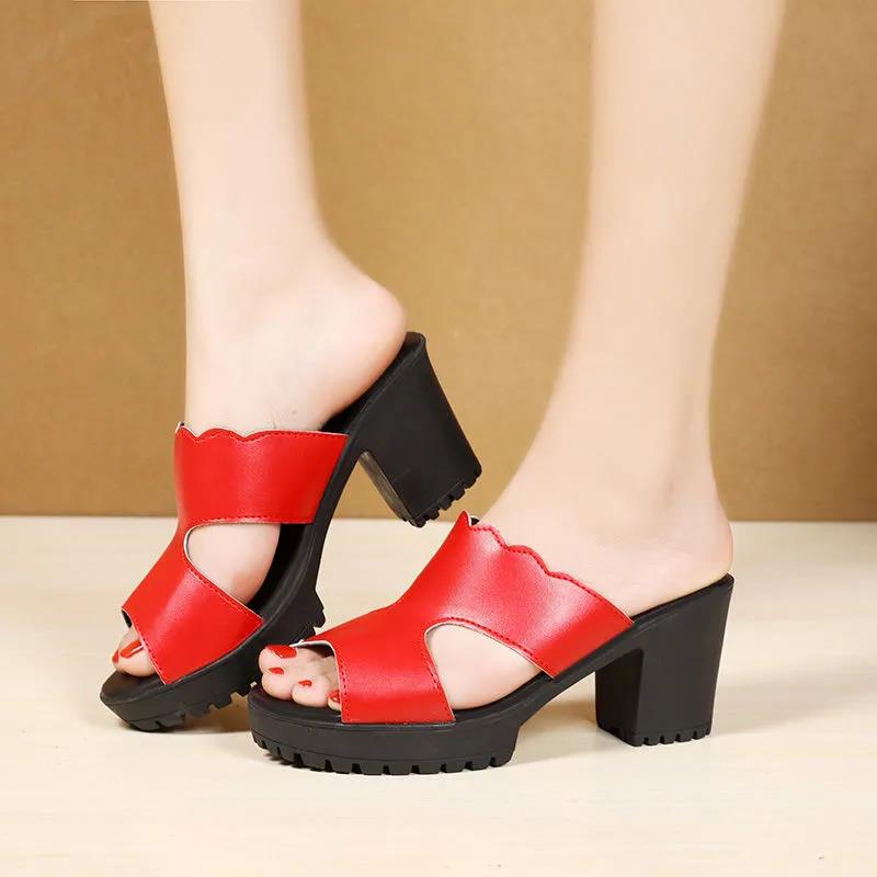 Сандалии и тапочки с мягкой подошвой на высоком каблуке. Женские летняя верхняя одежда из мягкой кожи на толстом каблуке. Нескользящие тапочки большого размера на толстой подошве.