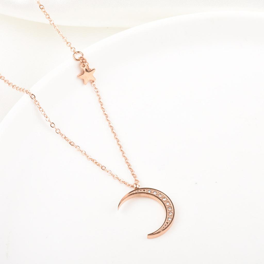Простое и персонализированное нишевое ожерелье со звездой и луной для женщин из розового золота с короткой цепочкой на ключицу