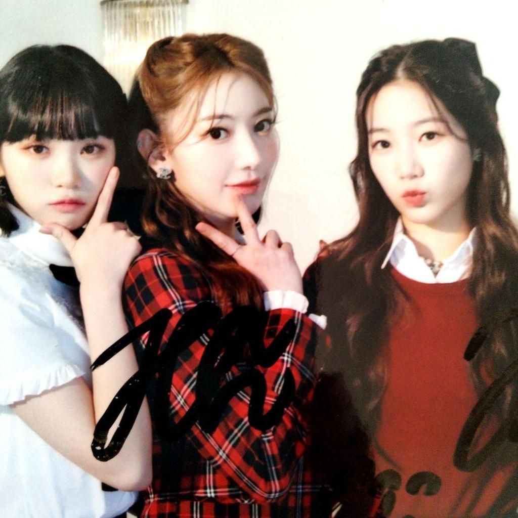 [Б/У] Распродано...Фото размера L с автографом Люцерафима...3