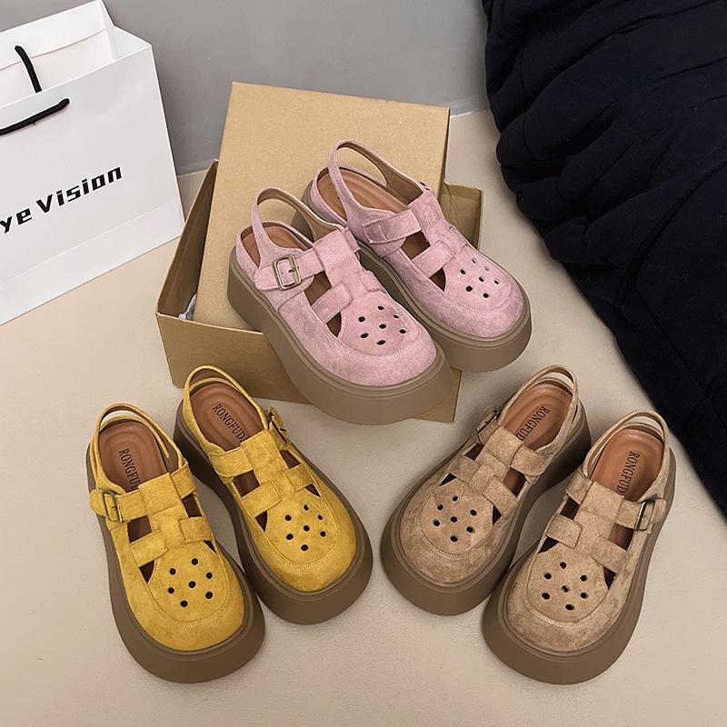 Мода 2025 Женские сандалии Baotou с полым толстым римским каблуком, летние новые повседневные и универсальные сандалии на платформе и танкетке для улицы